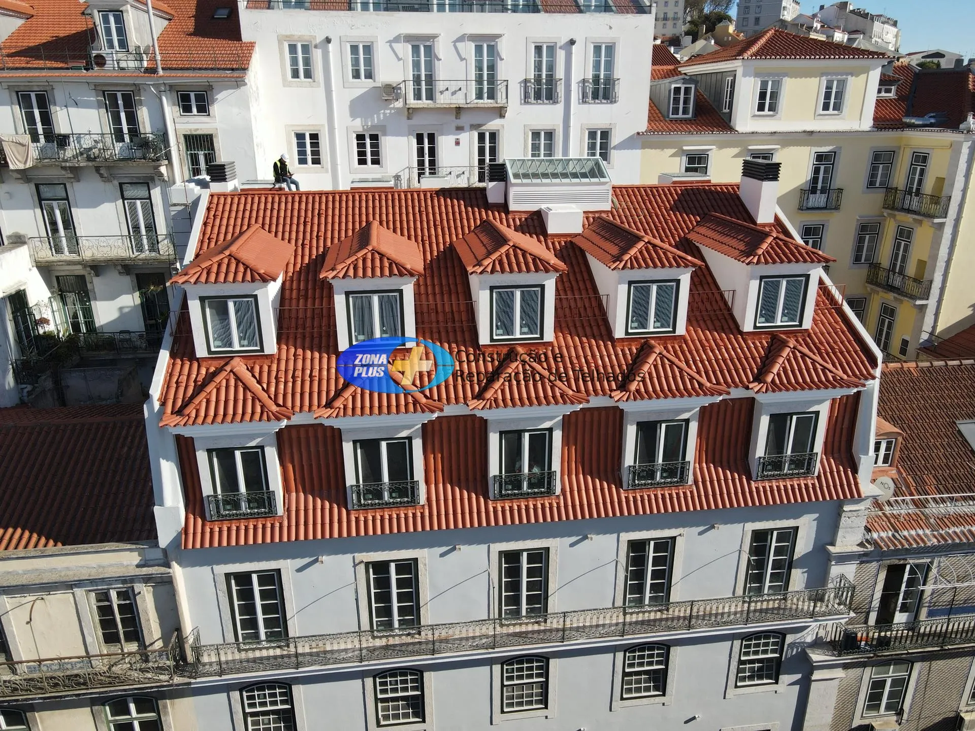 Rua dos Fanqueiros: Cobertura cerâmica e remates